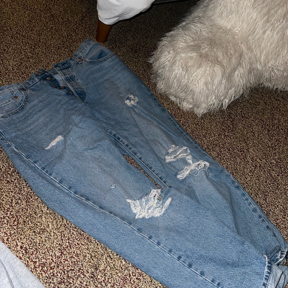 Levi’s 501 boyfriend mid rise with rips